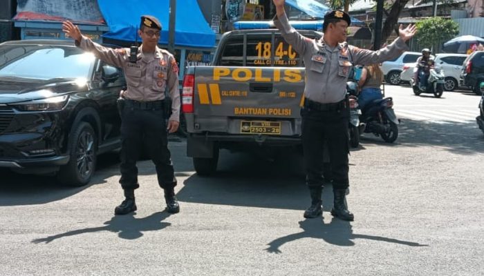 Personil Polsek Astanaanyar Laksanakan Kegiatan Pengaturan Lalulintas, Antisipasi Gangguan Kamseltibcarlantas Siang.