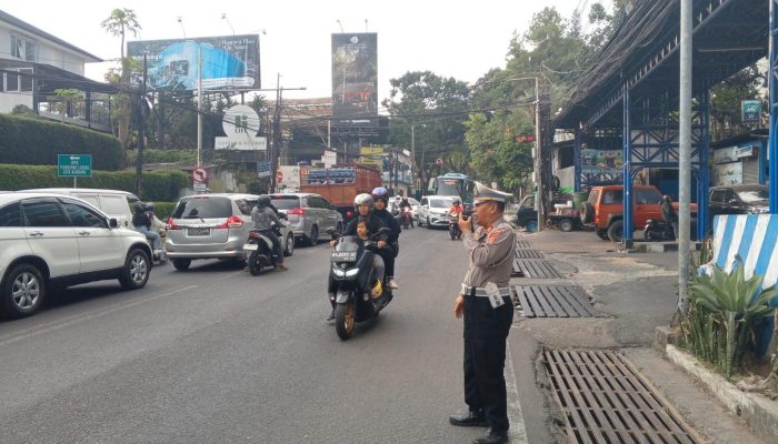 Personel Unit Lalu Lintas Polsek Cidadap Antisipasi Rawan Sore Gelar Pengaturan Arus Lalin