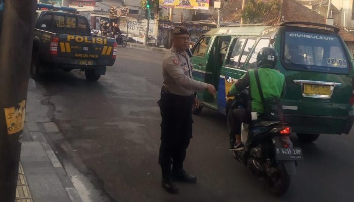 Berikan Rasa Nyaman Dan Aman Kepada Masyarakat, Anggota Unit Patroli Samapta Polsek Cidadap Berikan Pelayanan Sore Hari