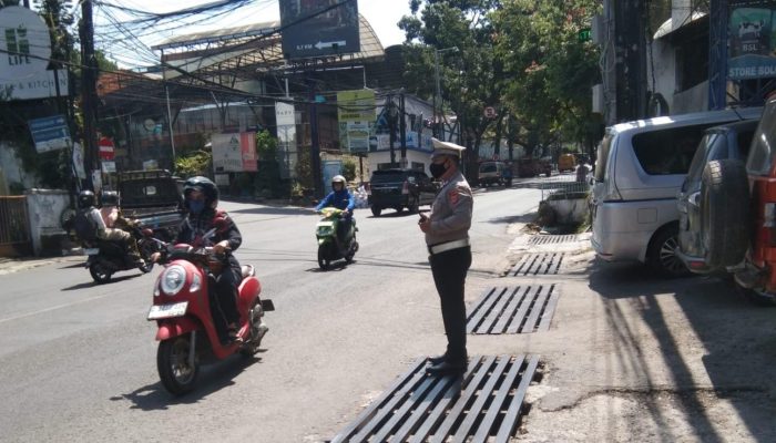 Berikan Rasa Nyaman Dan Aman Kepada Masyarakat, Anggota Unit Lalu Lintas Polsek Cidadap Laksanakan Pelayanan Siang Hari