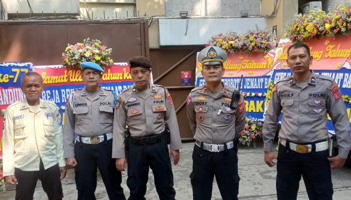 Polsek Regol  Monitoring Dan Pengamanan kegiatan Ibadah Rutin Di Gereja Wilkum Polsek Regol.