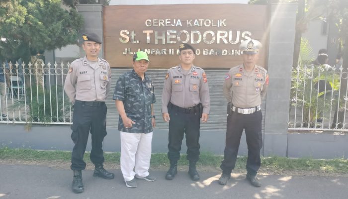 Anggota Piket Samapta Bersama Perwira Pengawas Polsek Sukajadi Laksanakan Pengamanan Giat Di Gereja