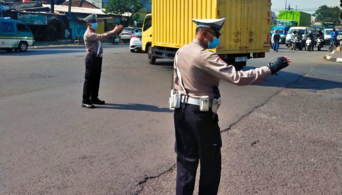 Wujudkan Kemseltibcarlantas Siang, Polsek Astananaanyar Gelar Kegiatan Penjagaan dan Pengaturan Lalulintas