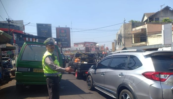 Personil Lantas Polsek Ujungberung Lakukan Giat Pengaturan Arus Lalulintas siang Hari