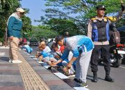 Anggota Bhabinkamtibmas Kelurahan Sekejati Polsek Buah Batu melaksanakan kegiatan beberesih Bareng di wilayah hukum Polsek Buah Batu