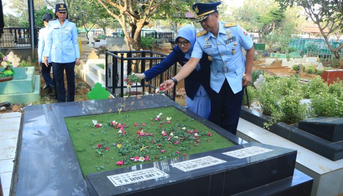 Danlanud Sultan Hasanuddin Pimpin Upacara Ziarah Makam Pahlawan Dalam Rangka Peringatan Hari Bakti Ke-77 TNI AU