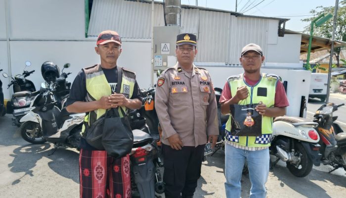 Polisi Sambangi Juru Parkir dan Berikan Bantuan Sembako