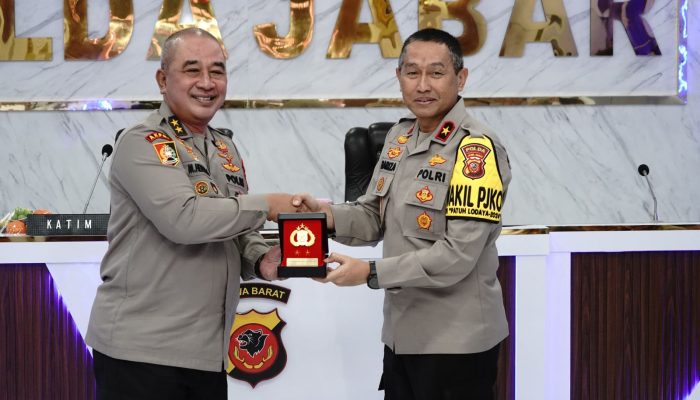 WAKAPOLDA JABAR DAMPINGI TIM PENELITIAN DARI AKADEMI KEPOLISIAN KEPADA PERWIRA LULUSAN AKPOL TAHUN 2020-2022