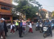 Antisipasi Kemacetan pagi Personil Unit Binmas Polsek Arcamanik Melaksanakan Penjagaan Pengaturan Arus Lalin