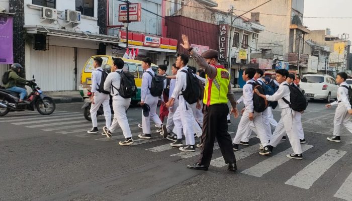 Unit Samapta Polsek Astanaanyar laksanakan Pengaturan Lalulintas, Antisipasi Gangguan Kamseltibcarlantas Pagi