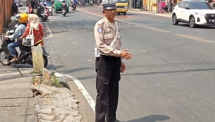 Personil Unit Lantas Polsek Antapani Lakukan Pengaturan Lalulintas Guna Antisipasi Kemacetan.