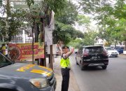 Pelayanan masyarakat sore hari oleh unit samapta Polsek Arcamanik