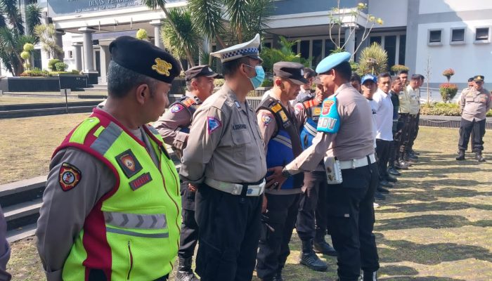 Kanit Propam Polsek Cicendo Polrestabes Bandung Laksanakan Pengawasan dan Pengecekan Personil Yang melaksanakan Pengamanan Unras