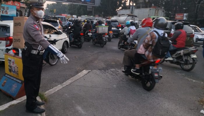 Personel Lantas Polsek Bandung Kidul Melaksanakan Pengaturan Lalu lintas Pagi