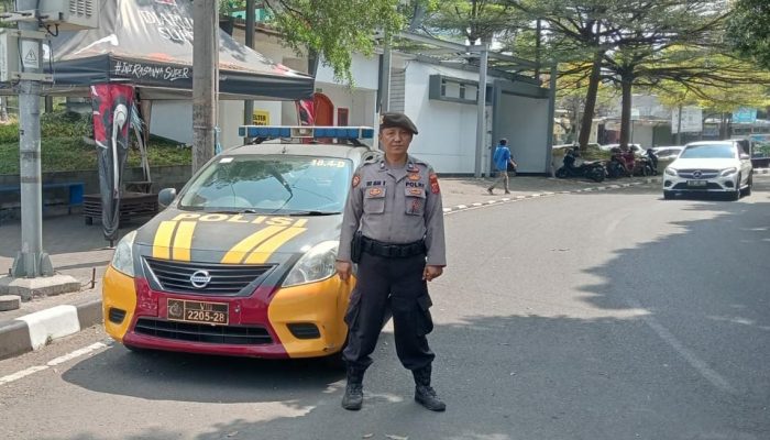 Strong Point Siang Hari, Personil Samapta Polsek Sukajadi Polrestabes Bandung Lakukan Penjagaan dan Pengaturan Lalulintas di Jalur Padat Penduduk