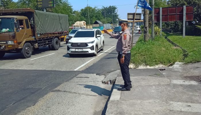 Personel Lantas Polsek Bandung Kidul Melaksanakan Pengaturan Lalu lintas Siang Hari di Jl Ters Buah Batu Bandung.