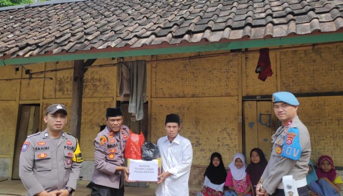 Kapolsek Cirinten Salurkan Paket Sembako Keponpes Darul Ibtida Dari Kapolres Lebak