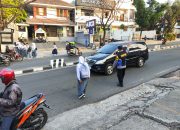 Strong Point Pagi, Bhabinkamtibmas Polsek Sukajadi Polrestabes Bandung Bantu Anak Sekolah Menyebrang Jalan