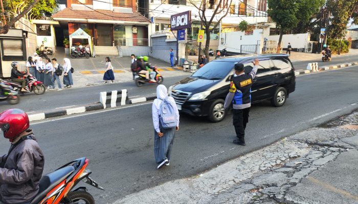 Strong Point Pagi, Bhabinkamtibmas Polsek Sukajadi Polrestabes Bandung Bantu Anak Sekolah Menyebrang Jalan