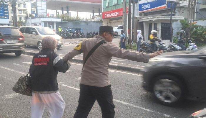 Yanmas Pagi, Bhabinkamtibmas Polsek Sukajadi Polrestabes Bandung Bantu Masyarakat Menyeberang Jalan