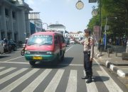 Antisipasi Kemacetan Siang hari  Samapta Polsek Regol Melaksanakan Pengaturan Arus  Lalin.