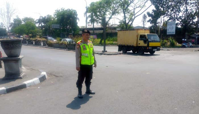 Unit QR Samapta Polsek Babakan Ciparay tempatkan personil di beberapa titik rawan kemacetan Siang Hari