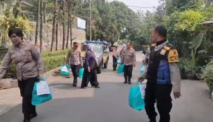 Peduli Sesama Kapolsek Sukasari Lakukan Giat Bakti Sosial Membagikan Sembako Kepada Anak Yatim dan Warga Kurang Mampu