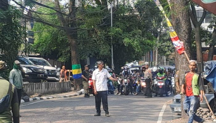 Polsek Sukajadi Bersama Instansi Terkait Lakukan Pemangkasan Pohon Yang Rapuh Di Pinggir Jalan