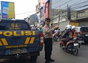 Bantu Urai Kemacetan Siang Hari Personel QR Unit Samapta Polsek Andir Lakukan Pengaturan dan Rekayasa Lalulintas