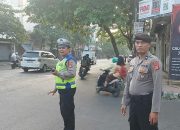 Bantu Masyarakat Pengguna Jalan Jajaran QR Samapta Polsek Andir Lakukan Pelayanan Pagi Dengan Pengaturan Arus Lalin di Beberapa Titik Rawan Macet