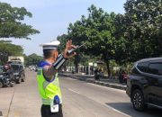 Antisipasi macet siang hari, jajaran Polsek Rancasari melakukan pengaturan arus lalin