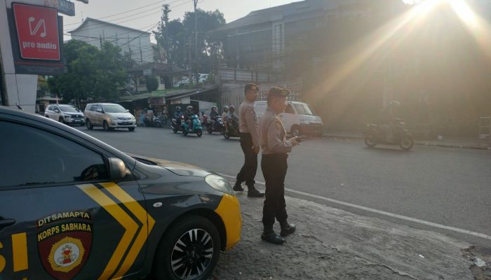 Personil Samapta Polsek Sukajadi Polrestabes Bandung Berikan Pelayanan Strong Point Pagi untuk Melancarkan Arus Lalu Lintas