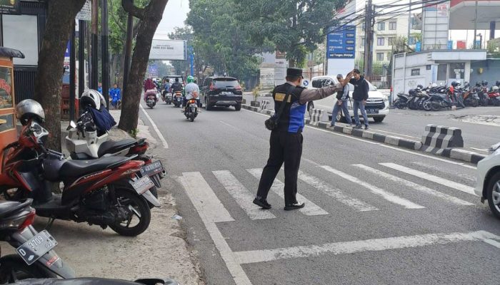 Bantu Pelajar Untuk Menyebrang Jalan Melalui Giat Yanmas dan Gatur Lantas Pagi, Bhabinkamtibmas Polsek Sukajadi Tingkatkan Keamanan dan Ketertiban Lalu Lintas