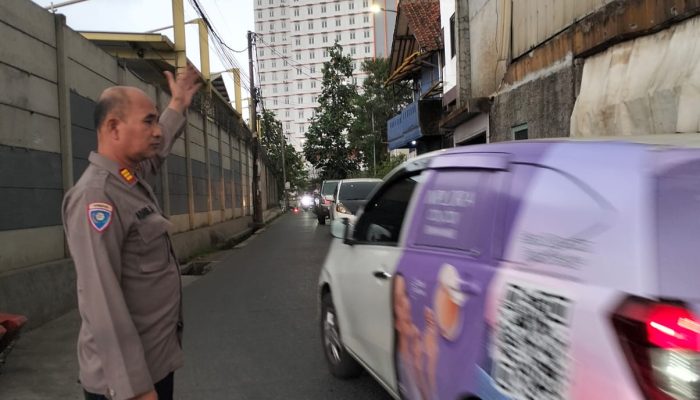 Urai kemacetan sore Hari di Terowongan,Kanit Binmas Polsek Bandung Kidul melaksanakan Pengaturan Lalu lintas