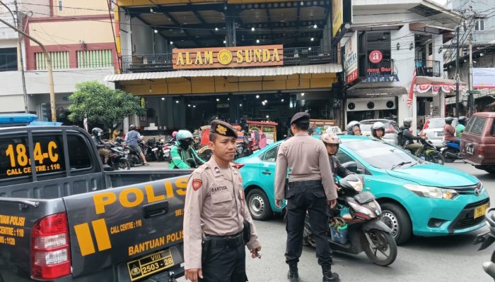 Antisipasi Kemacetan Di Daerah Padat Aktivitas Masyarakat, Personil Unit Samapta Polsek Astanaanyar Laksanakan Kegiatan Penjagaan dan Pengaturan Lalulintas