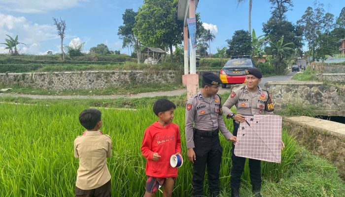 Patroli Samapta Polres Garut Himbau Warga Yang Bermain Layang Layang