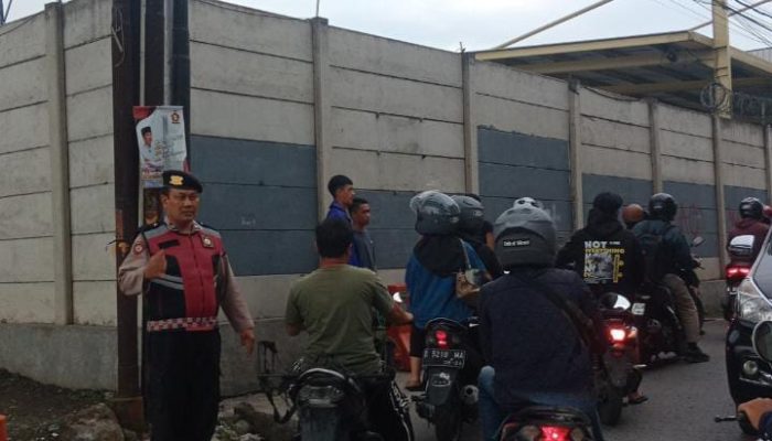 Piket Samapta Polsek Bandung Kidul Laksanakan Pengaturan lalu lintas di Terowongan Cegah kemacetan