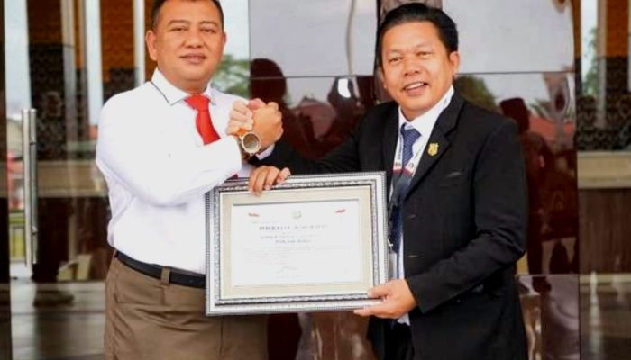 Tingkatkan Kinerja, Kapolda Riau Terima Penghargaan Presisi Award Dari Lemkapi