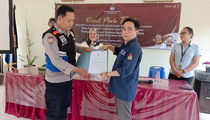 Jalin Kerjasama Bhabinkamtibmas Kelurahan Isola Polsek Sukasari Hadiri Giat Rapat Pleno Terbuka Daftar Pemilih Hasil Pemutakhiran (DPHP) Pilkada 2024