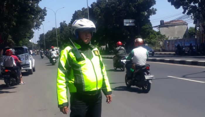 Unit lantas Polsek Bandung Kidul Bantu Sebrangkan Warga Siang Hari