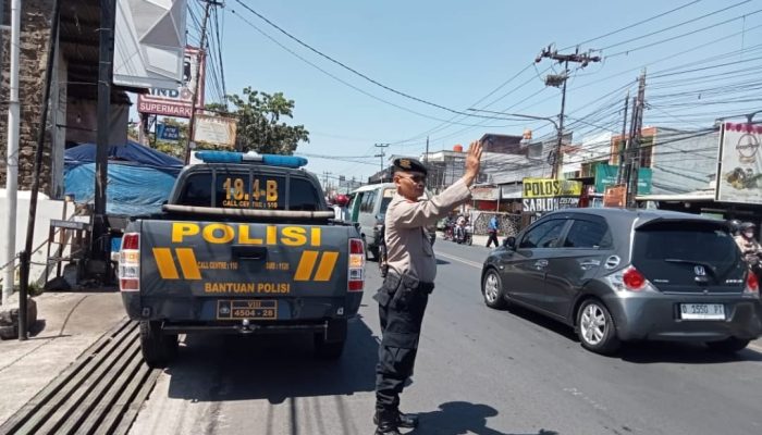 Antisipasi Kemacetan siang hari Personil Samapta Polsek Ujungberung Melaksanakan Pengaturan Arus Lalin