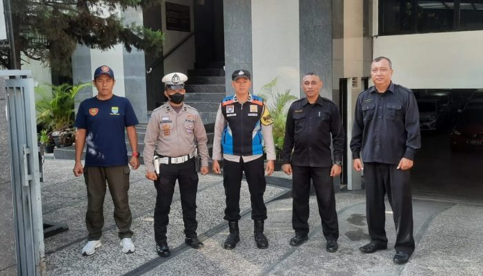 Personil Polsek Astanaanyar Laksanakan Monitoring dan Pengamanan Ibadah Kebaktian Rutin Di Gereja