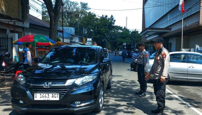 Laksanakan Gatur Lalulintas, Unit Samapta Polsek Astanaanyar Antisipasi Gangguan Kamseltibcarlantas Sore