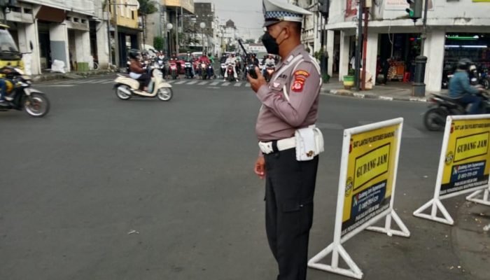 Unit Lantas Polsek Astanaanyar Laksanakan Kegiatan Penjagaan dan Pengaturan Lalulintas, Antisipasi Gangguan Kamseltibcarlantas Sore