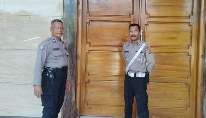 Bhabinkamtibmas Cibuluh Laksanakan Pengamanan Ibadah di Gereja Perta