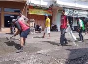 Polsek Bungbulang Bersama RAPI Laksanakan Perbaikan Jalan Berlubang