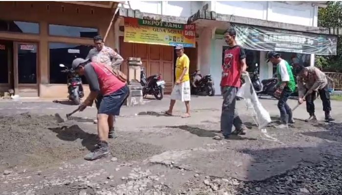 Polsek Bungbulang Bersama RAPI Laksanakan Perbaikan Jalan Berlubang