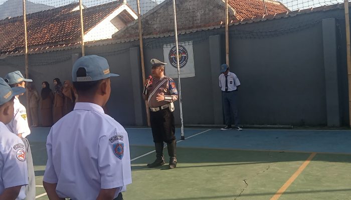 Pembinaan Upacara Hari Senin oleh Polsek Kadungora di SMK Teknologi Mandiri