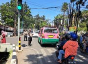 Personil Unit lantas dan Unit Samapta Polsek Cinambo melaksanakan kegiatan rutin pelayanan masyarakat berupa pengaturan lalulintas siang hari