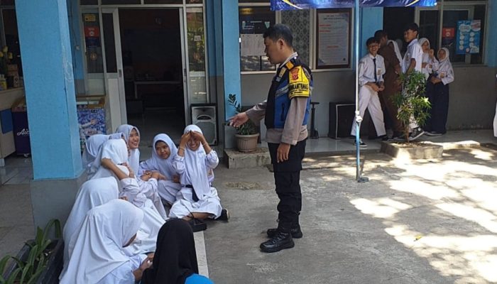 Bhabinkamtibmas Polsek Cinambo Melaksanakan Dialog Harkamtibmas bersama siswa siswi SMP di Kel. Bapeng